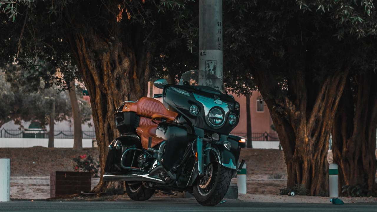 Motocicleta Verde y Negra Estacionada en la Carretera de Hormigón Gris Durante el Día. Wallpaper in 1280x720 Resolution