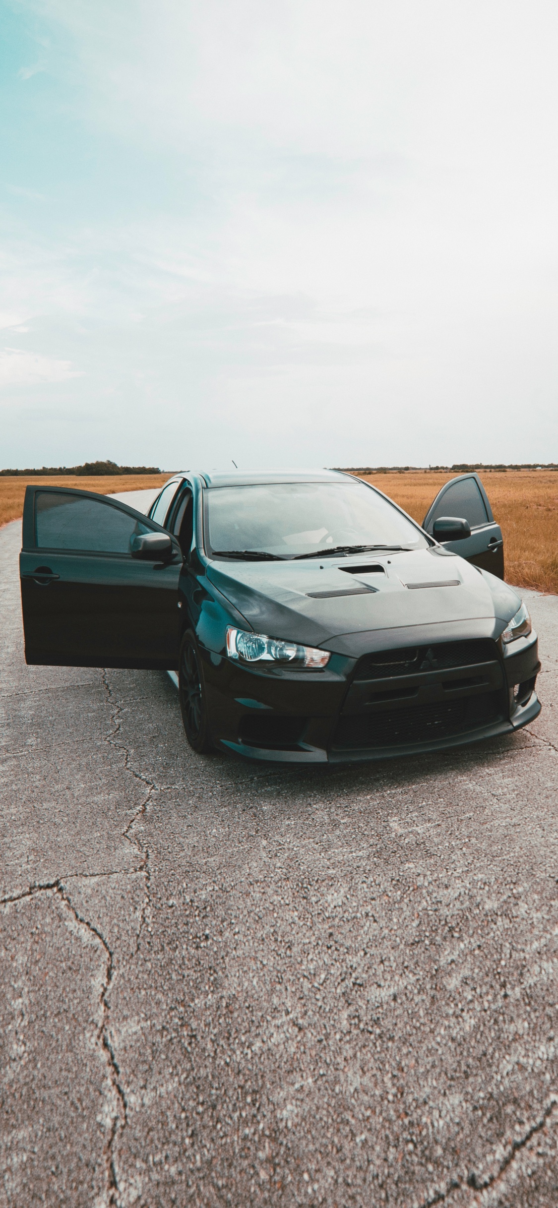 Chevrolet Camaro Negro en la Carretera Durante el Día. Wallpaper in 1125x2436 Resolution