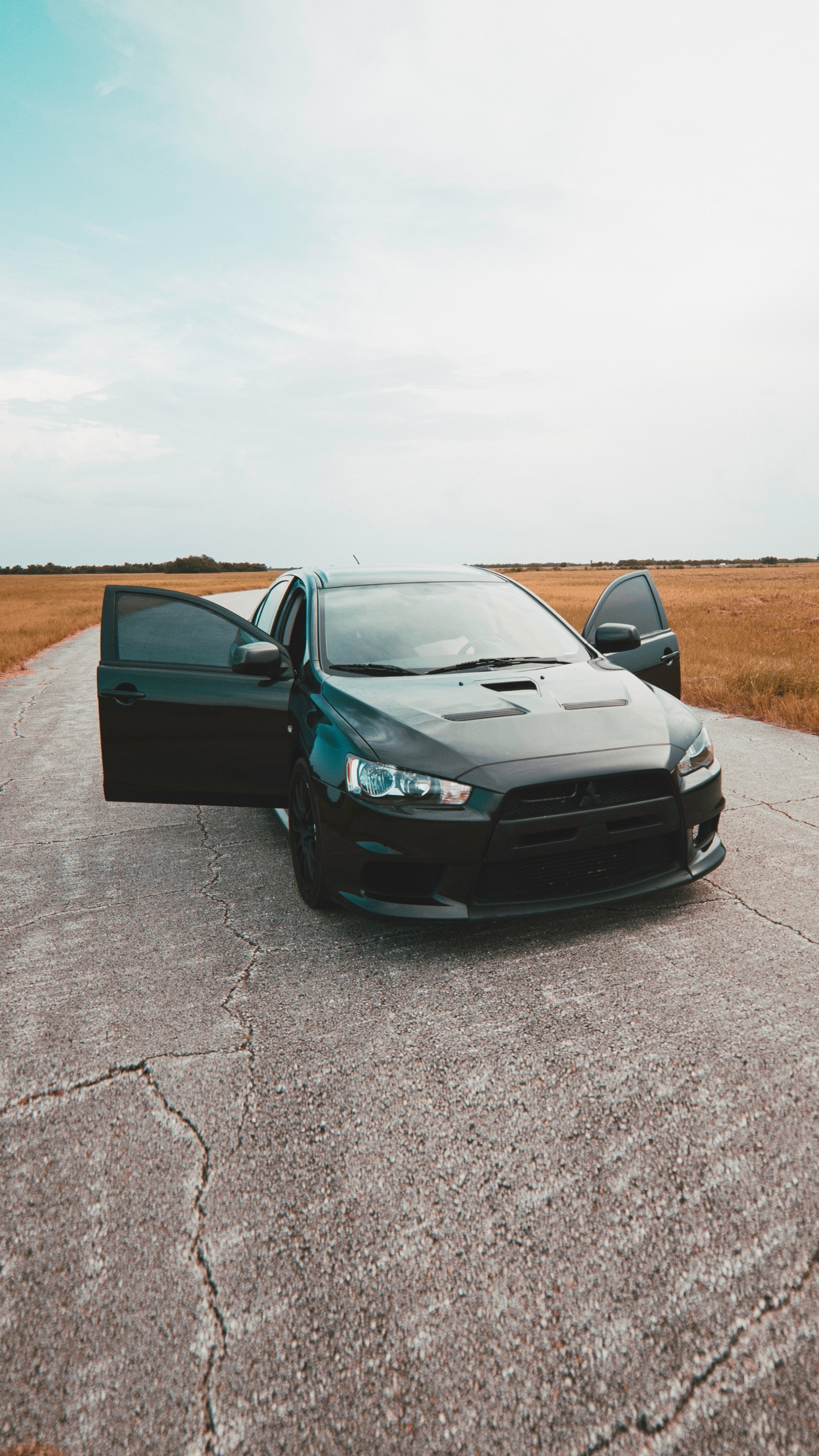 Chevrolet Camaro Negro en la Carretera Durante el Día. Wallpaper in 1440x2560 Resolution