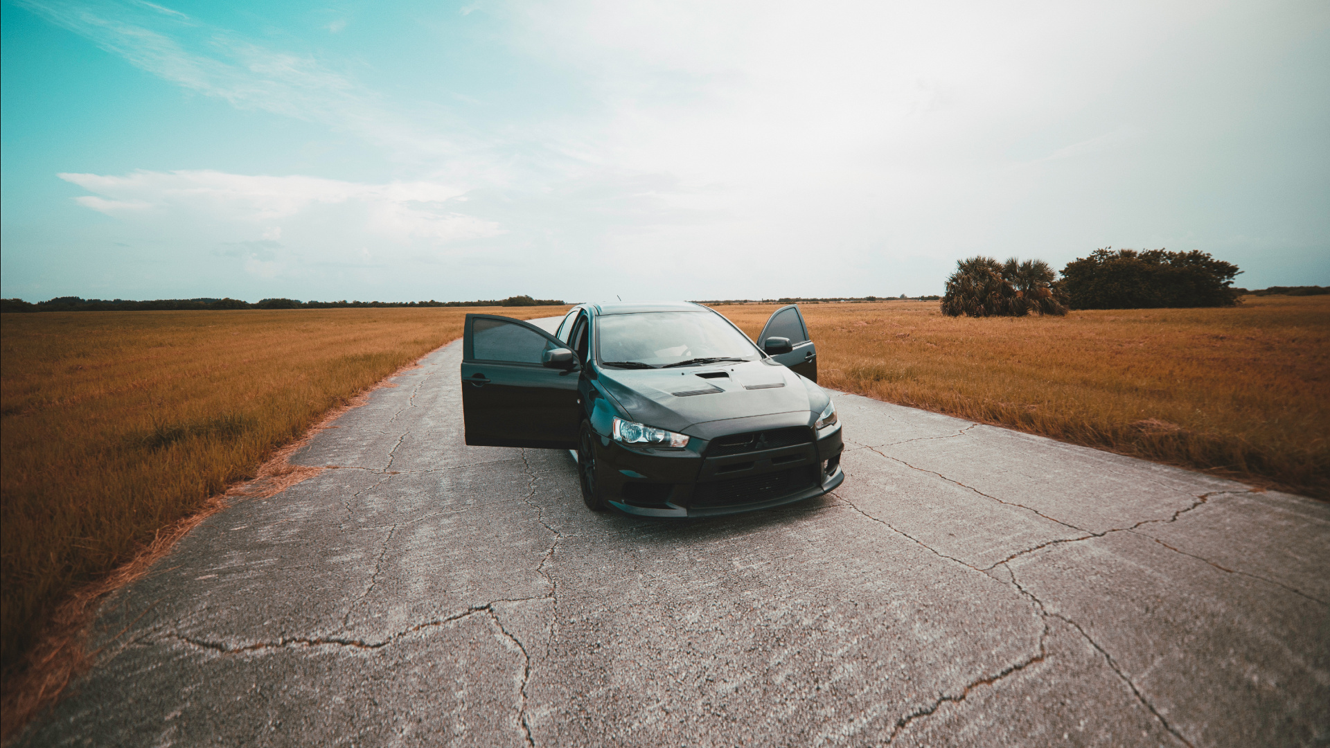 Chevrolet Camaro Negro en la Carretera Durante el Día. Wallpaper in 1920x1080 Resolution