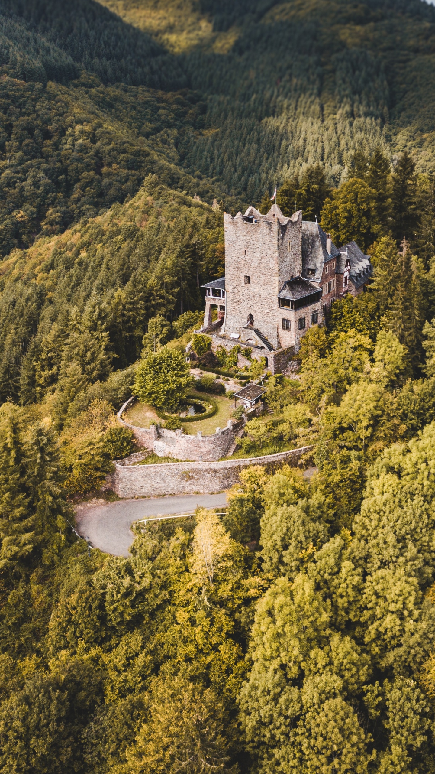 Castillo de Hormigón Blanco en la Montaña Verde Durante el Día. Wallpaper in 1440x2560 Resolution