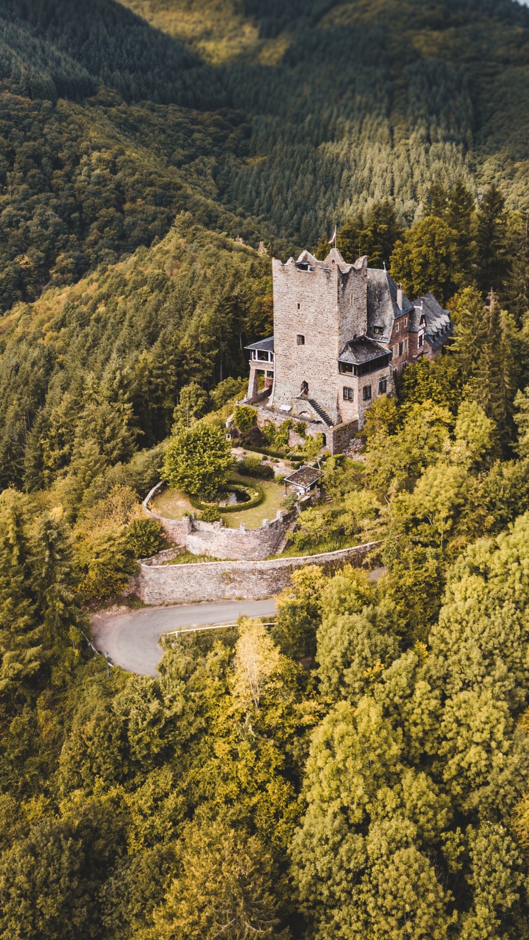 Château en Béton Blanc Sur la Montagne Verte Pendant la Journée. Wallpaper in 1080x1920 Resolution
