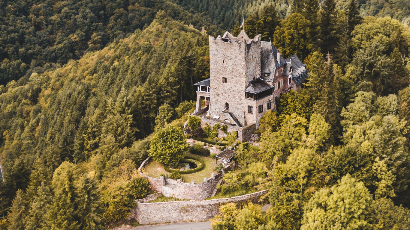 Château en Béton Blanc Sur la Montagne Verte Pendant la Journée. Wallpaper in 1366x768 Resolution