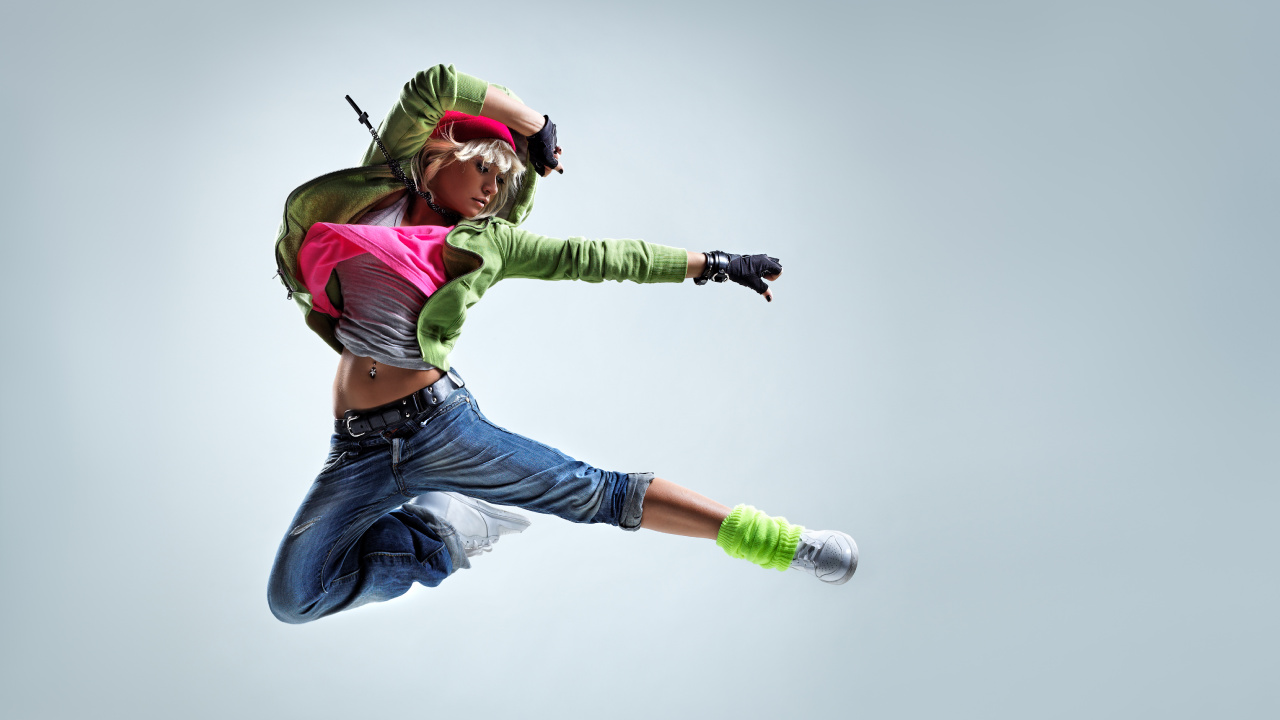 Hombre Con Camiseta Verde y Pantalones Vaqueros Azules Saltando. Wallpaper in 1280x720 Resolution