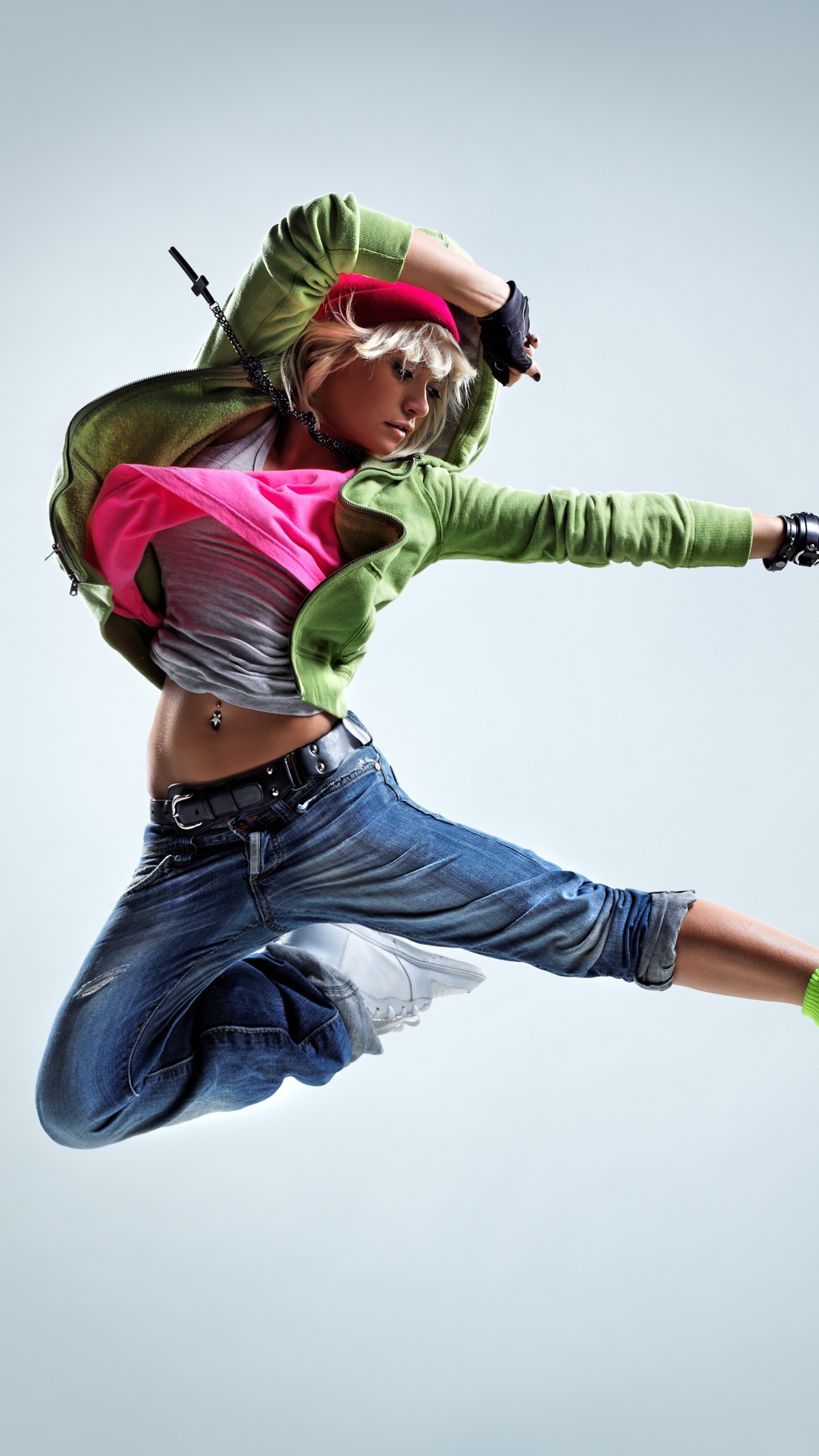 Homme en T-shirt Vert et Jeans en Denim Bleu Sautant. Wallpaper in 1440x2560 Resolution