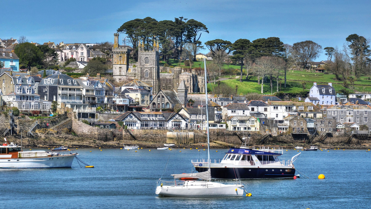Barco Blanco y Azul en el Mar Cerca Del Edificio de Hormigón Marrón Durante el Día. Wallpaper in 1280x720 Resolution