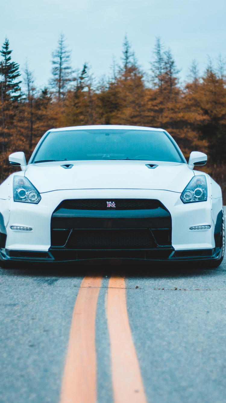 Porsche 911 Blanco en la Carretera Durante el Día. Wallpaper in 750x1334 Resolution