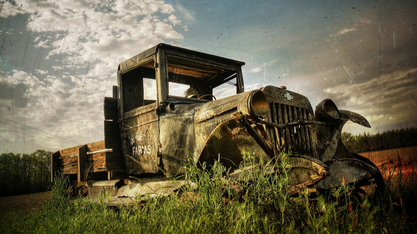 Vintage Car on Green Grass Field Under Cloudy Sky. Wallpaper in 1366x768 Resolution