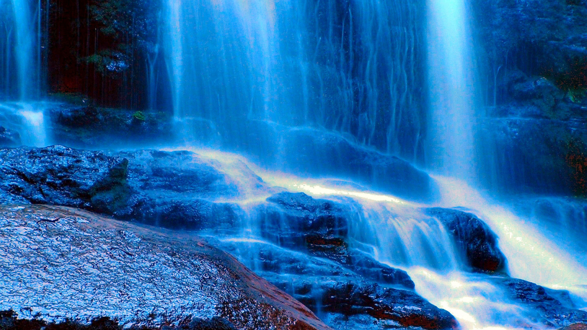L'eau Tombe au Milieu du Rivage Rocheux. Wallpaper in 1920x1080 Resolution