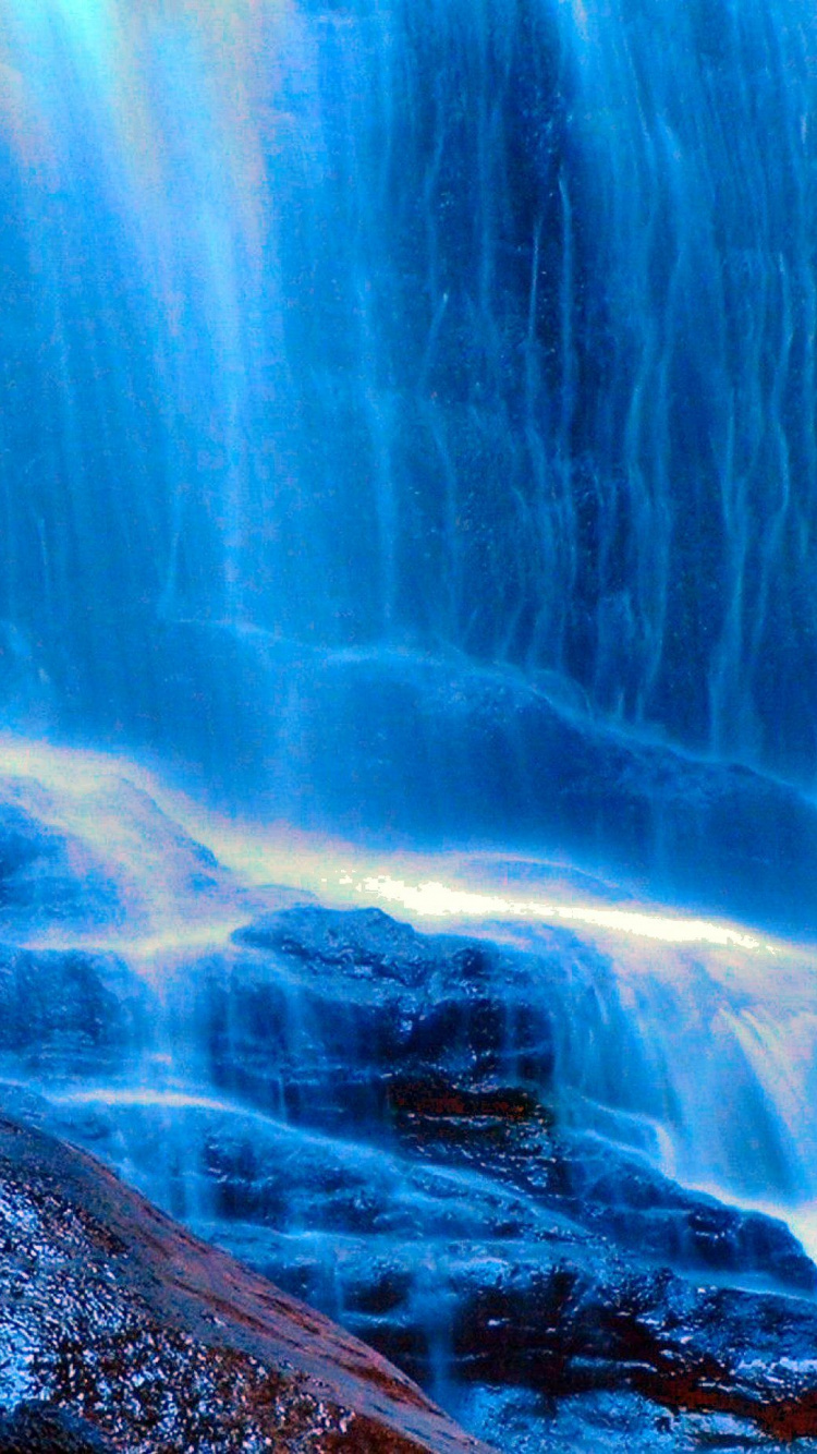 el Agua Cae en Medio de la Orilla Rocosa. Wallpaper in 750x1334 Resolution