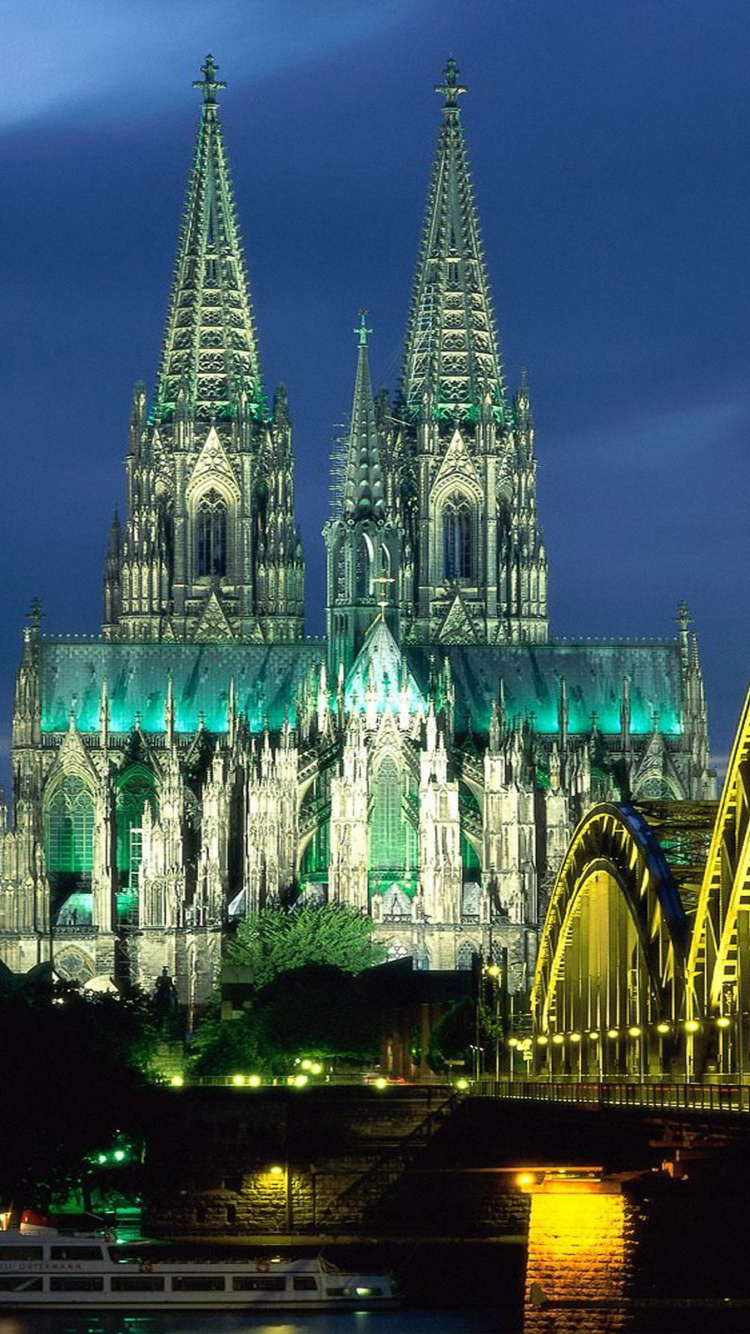 Pont en Béton Gris Au-dessus de la Rivière. Wallpaper in 750x1334 Resolution