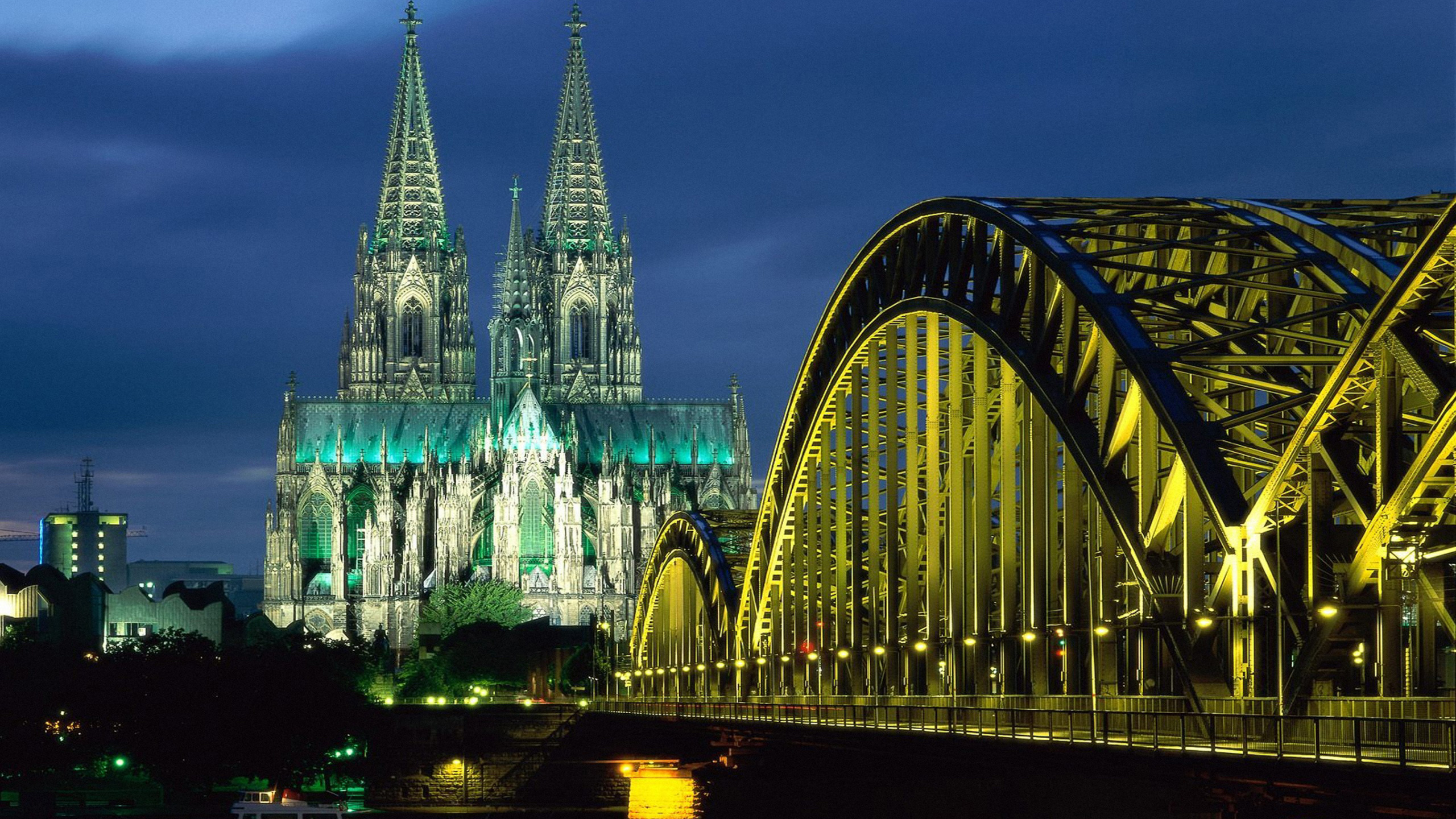 Gray Concrete Bridge Over River. Wallpaper in 2560x1440 Resolution
