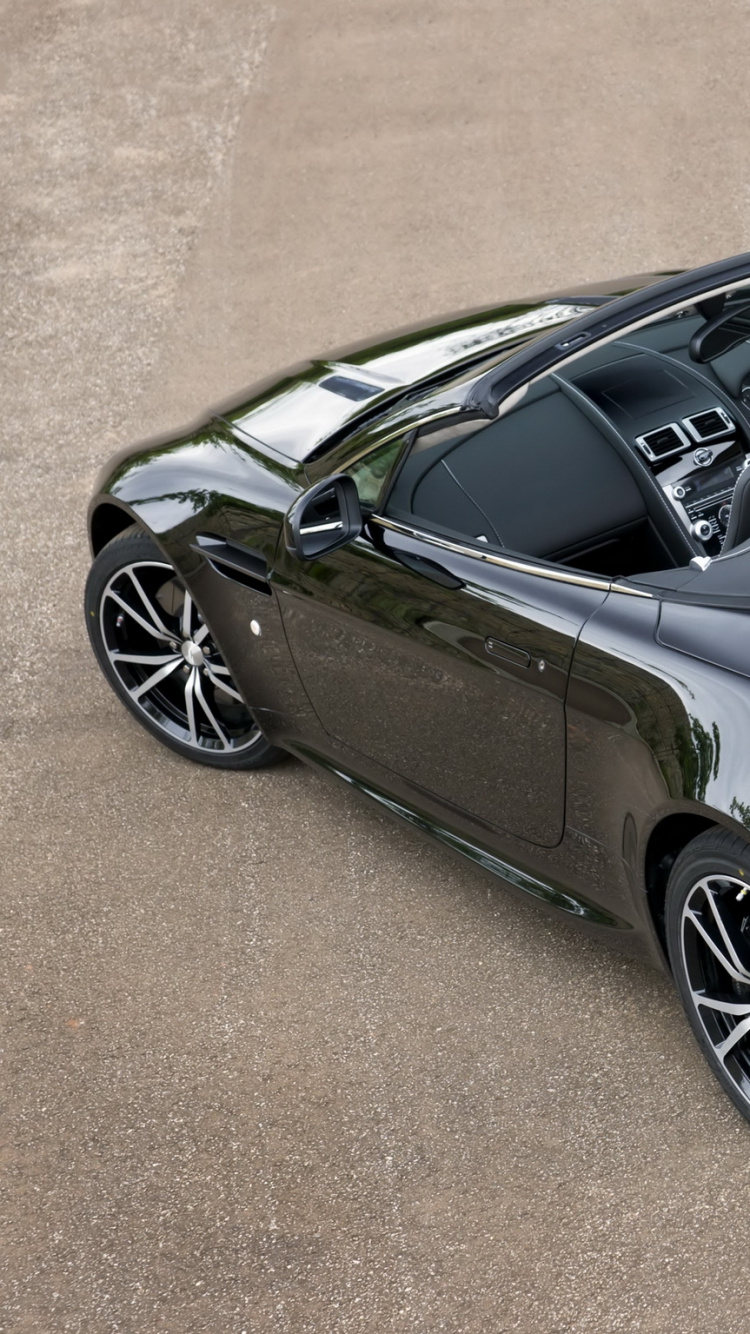 Porsche 911 Noire Sur la Chaussée Grise. Wallpaper in 750x1334 Resolution