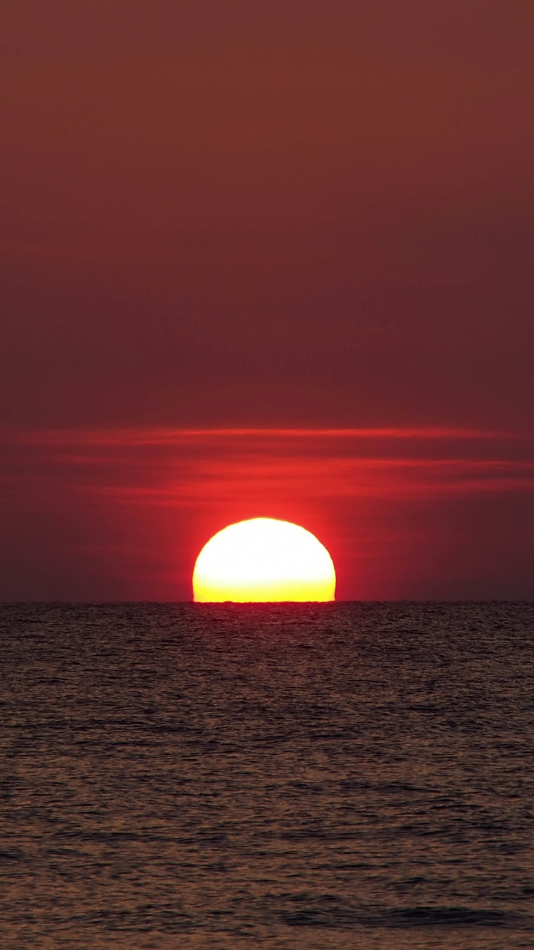 Horizon, Eau, Afterglow, Orange, Objet Astronomique. Wallpaper in 750x1334 Resolution