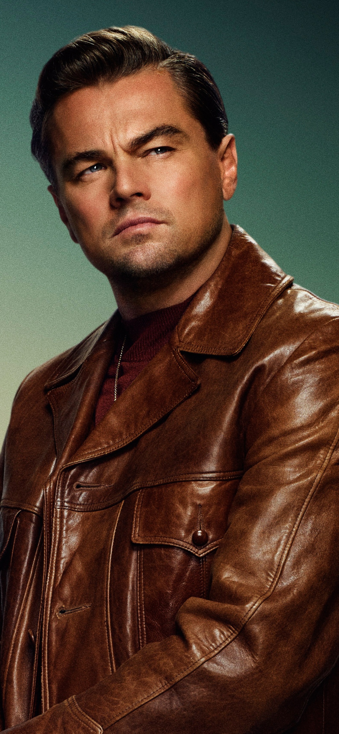 Mann in Brauner Lederjacke, Der Tagsüber Steht. Wallpaper in 1125x2436 Resolution