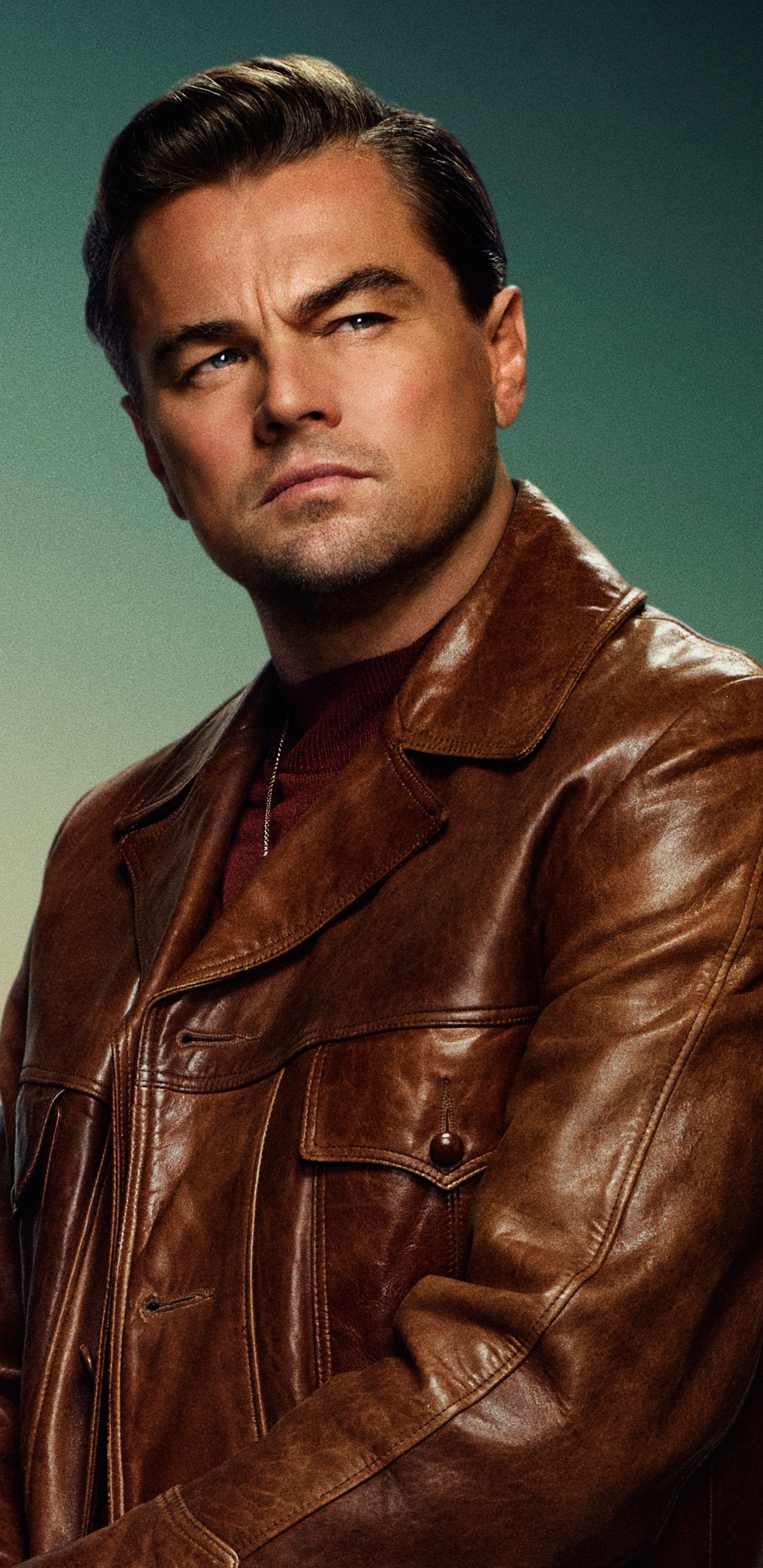 Mann in Brauner Lederjacke, Der Tagsüber Steht. Wallpaper in 1440x2960 Resolution