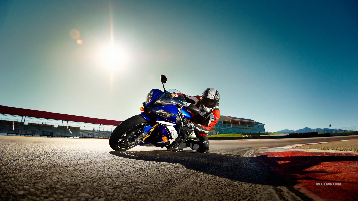 Homme en Costume de Moto Noir et Orange à Cheval Sur un Vélo de Sport Orange et Noir. Wallpaper in 1366x768 Resolution