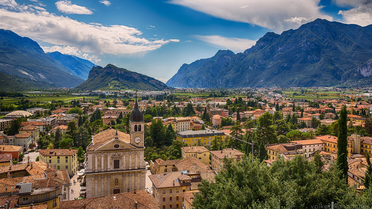 Braunes Betongebäude in Der Nähe Von Grünen Bäumen Unter Blauem Himmel Tagsüber. Wallpaper in 1280x720 Resolution