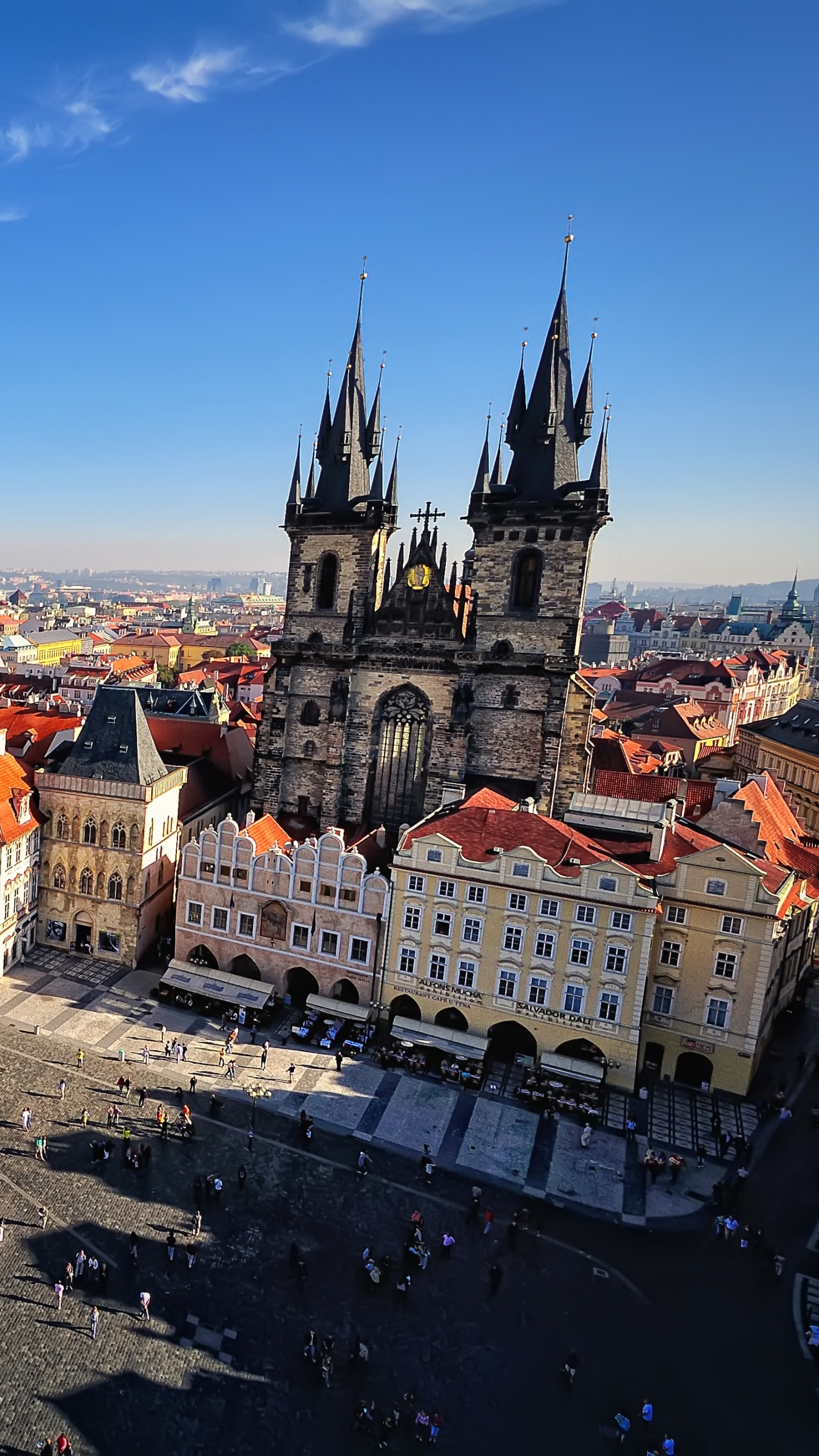 Personnes Marchant Dans la Rue Près Des Bâtiments Pendant la Journée. Wallpaper in 1440x2560 Resolution