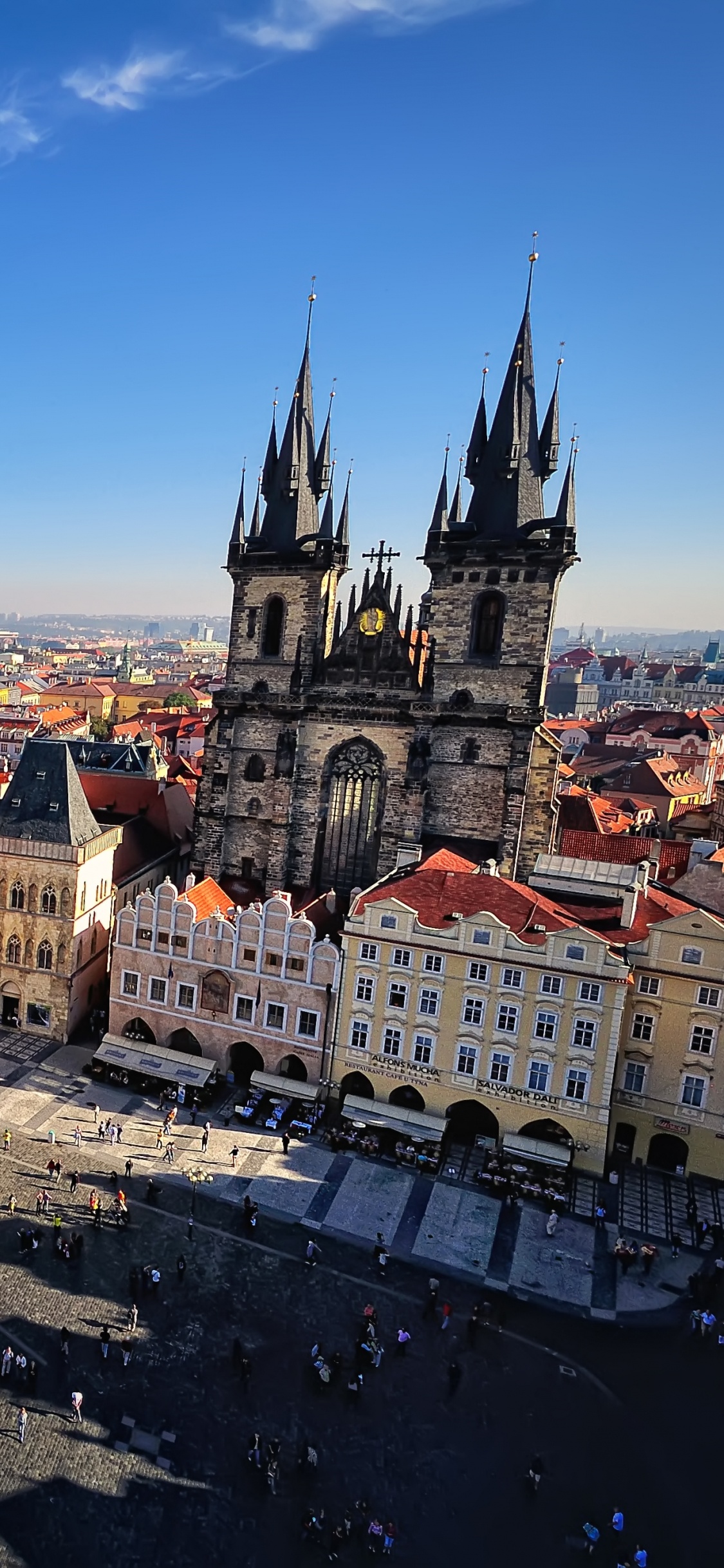 Menschen, Die Tagsüber Auf Der Straße in Der Nähe Von Gebäuden Gehen. Wallpaper in 1125x2436 Resolution