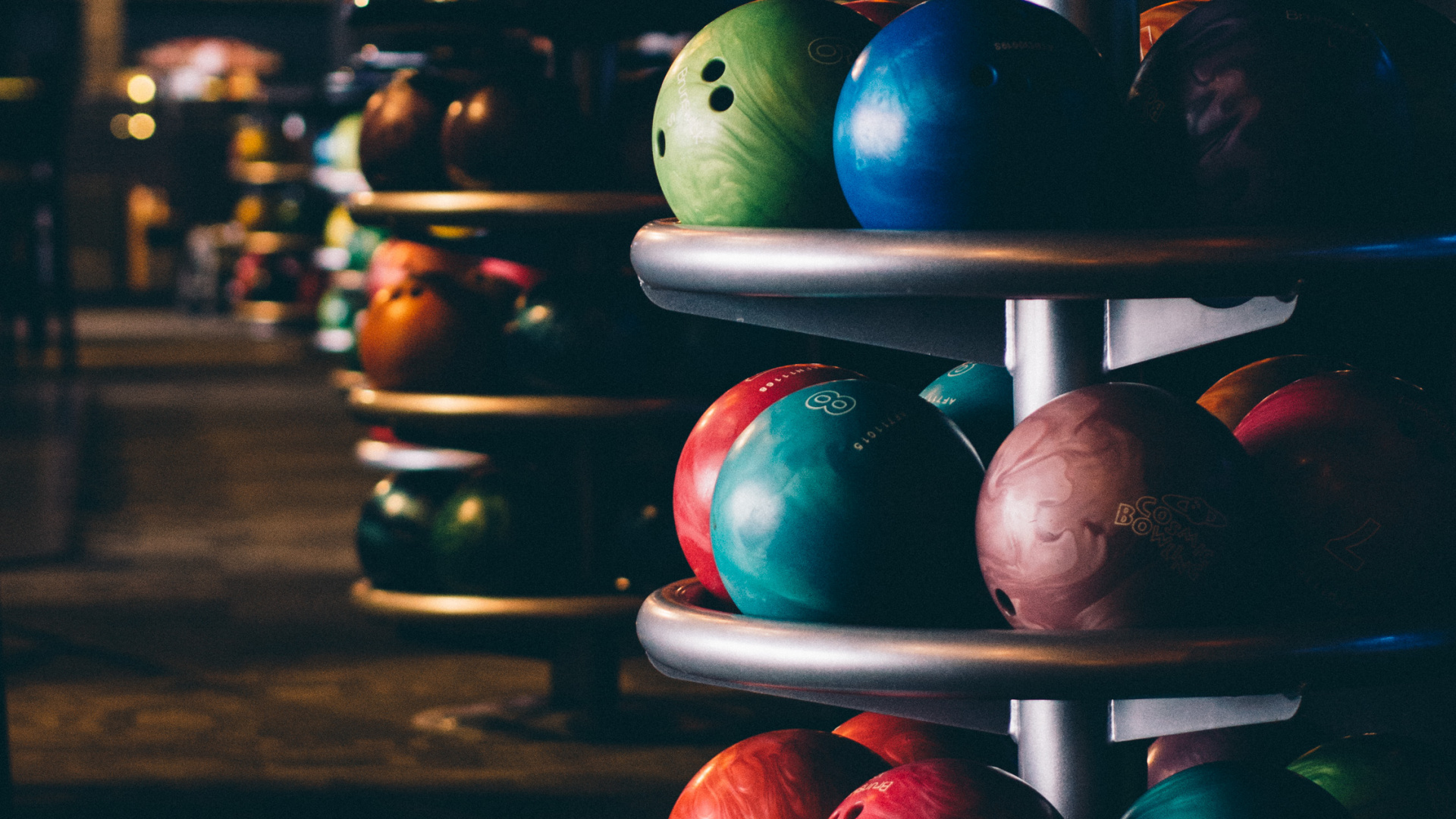 Grünes Und Rotes Ei Auf Braunem Holztisch. Wallpaper in 1920x1080 Resolution