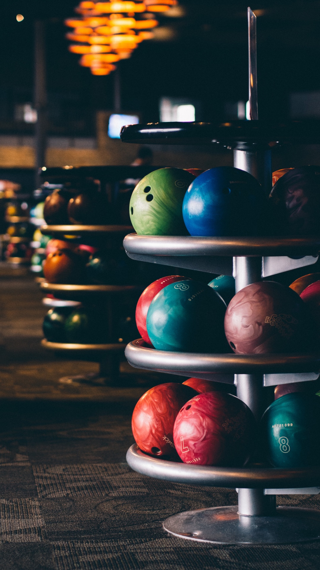 Oeuf Vert et Rouge Sur Une Table en Bois Marron. Wallpaper in 1080x1920 Resolution