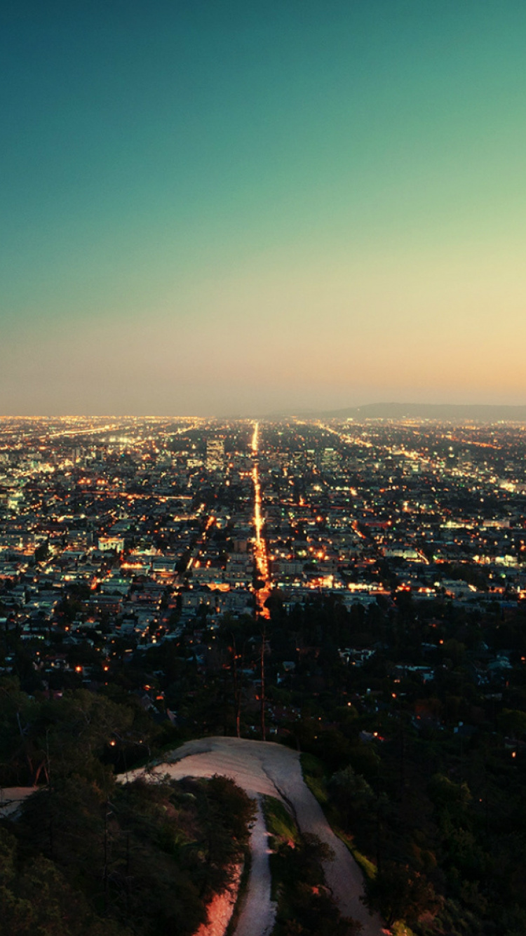 Vista Aérea de la Ciudad Durante la Noche.. Wallpaper in 750x1334 Resolution