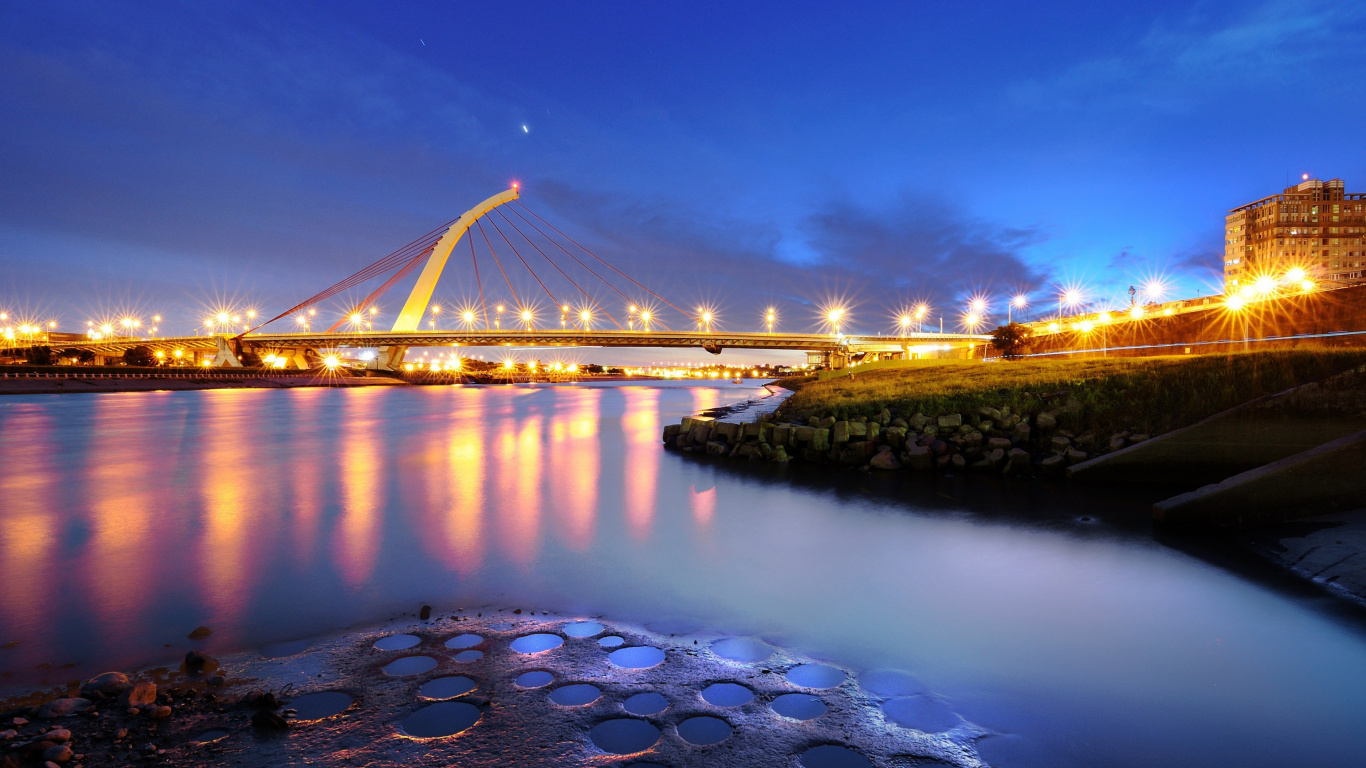 Pont Au-dessus de L'eau Pendant la Nuit. Wallpaper in 1366x768 Resolution