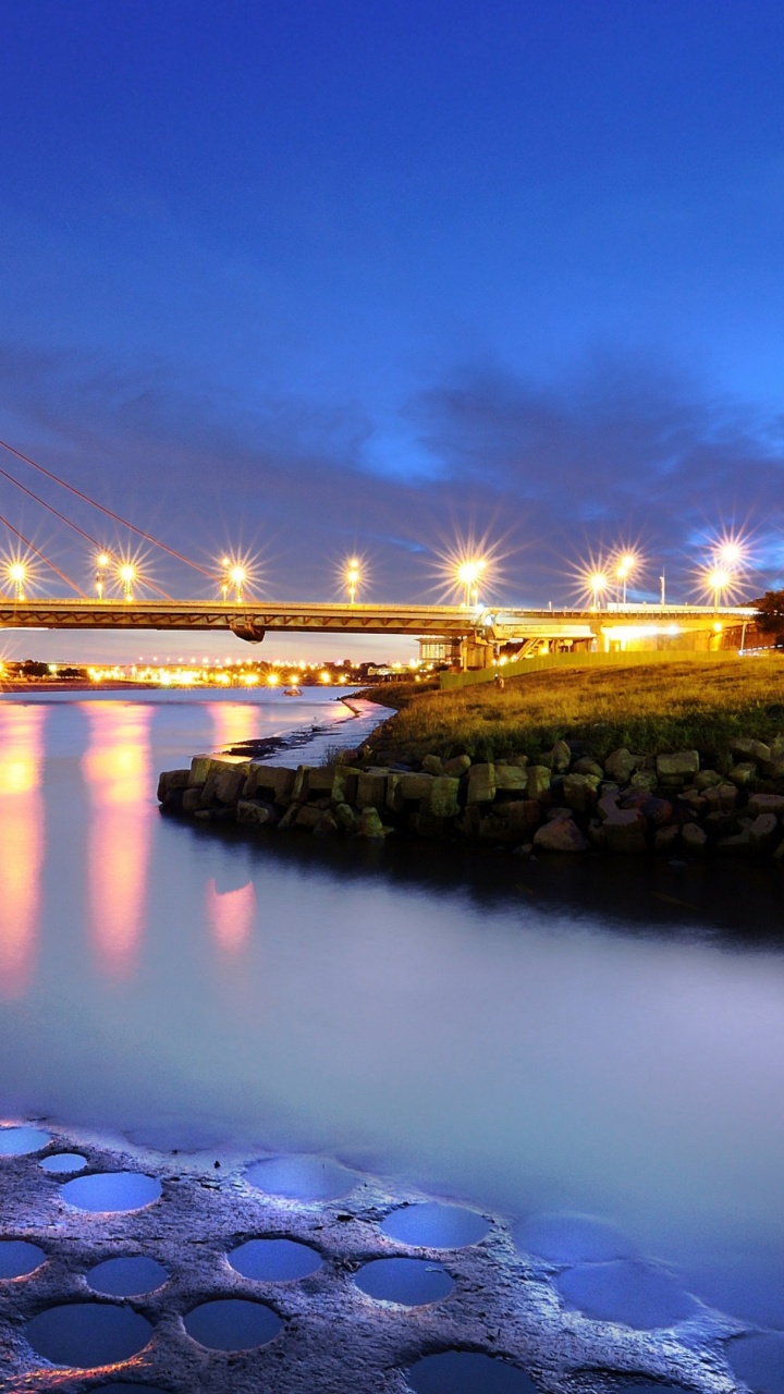 Pont Au-dessus de L'eau Pendant la Nuit. Wallpaper in 720x1280 Resolution