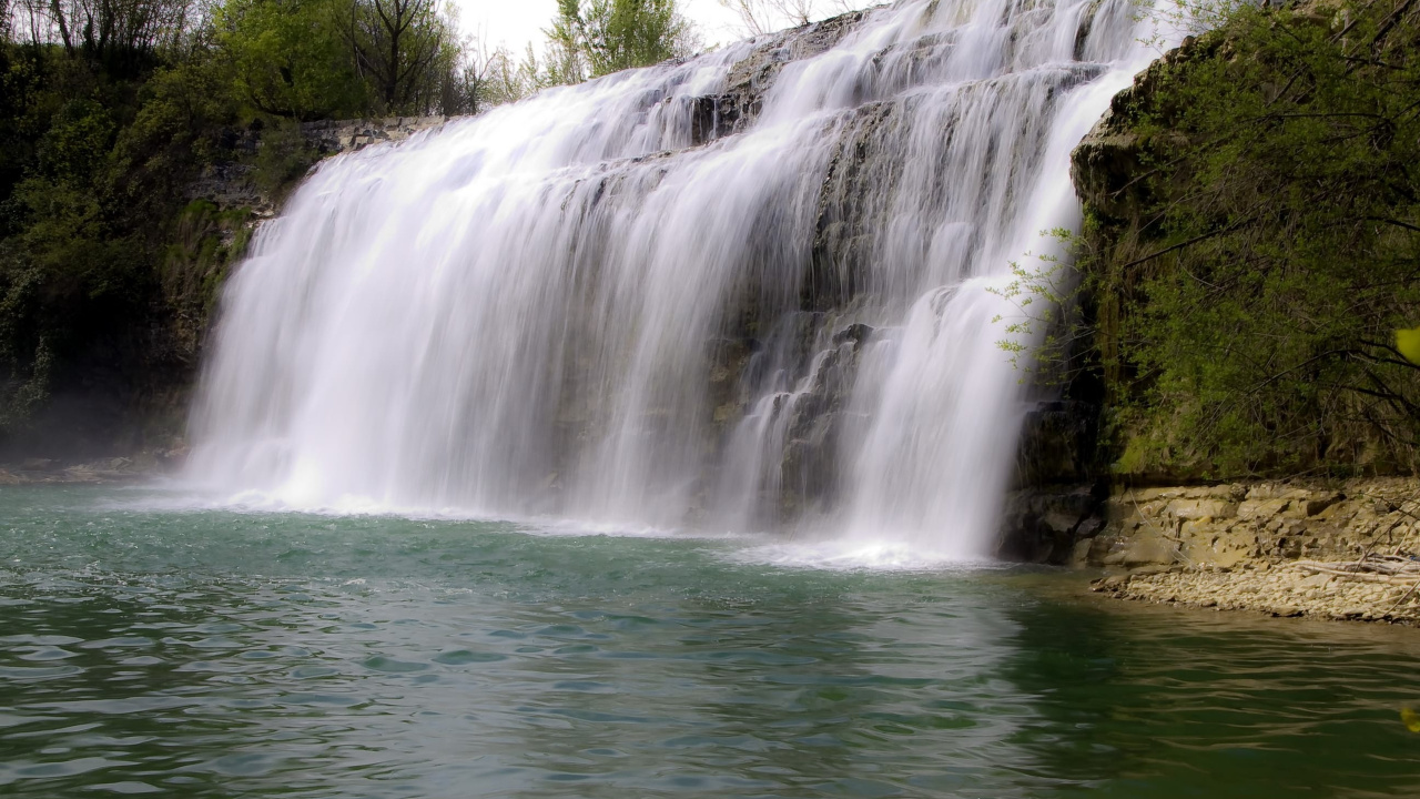 Waterfalls Near Green Trees During Daytime. Wallpaper in 1280x720 Resolution