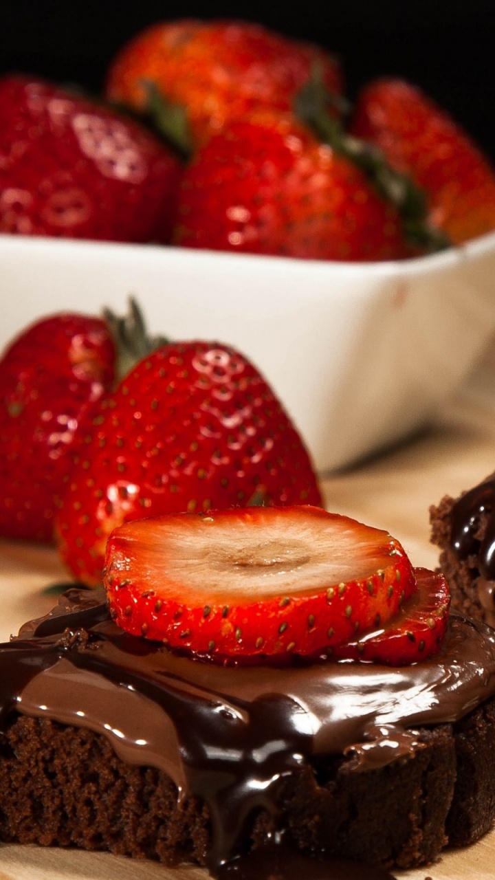 Gâteau au Chocolat Avec Fraise Sur le Dessus. Wallpaper in 720x1280 Resolution