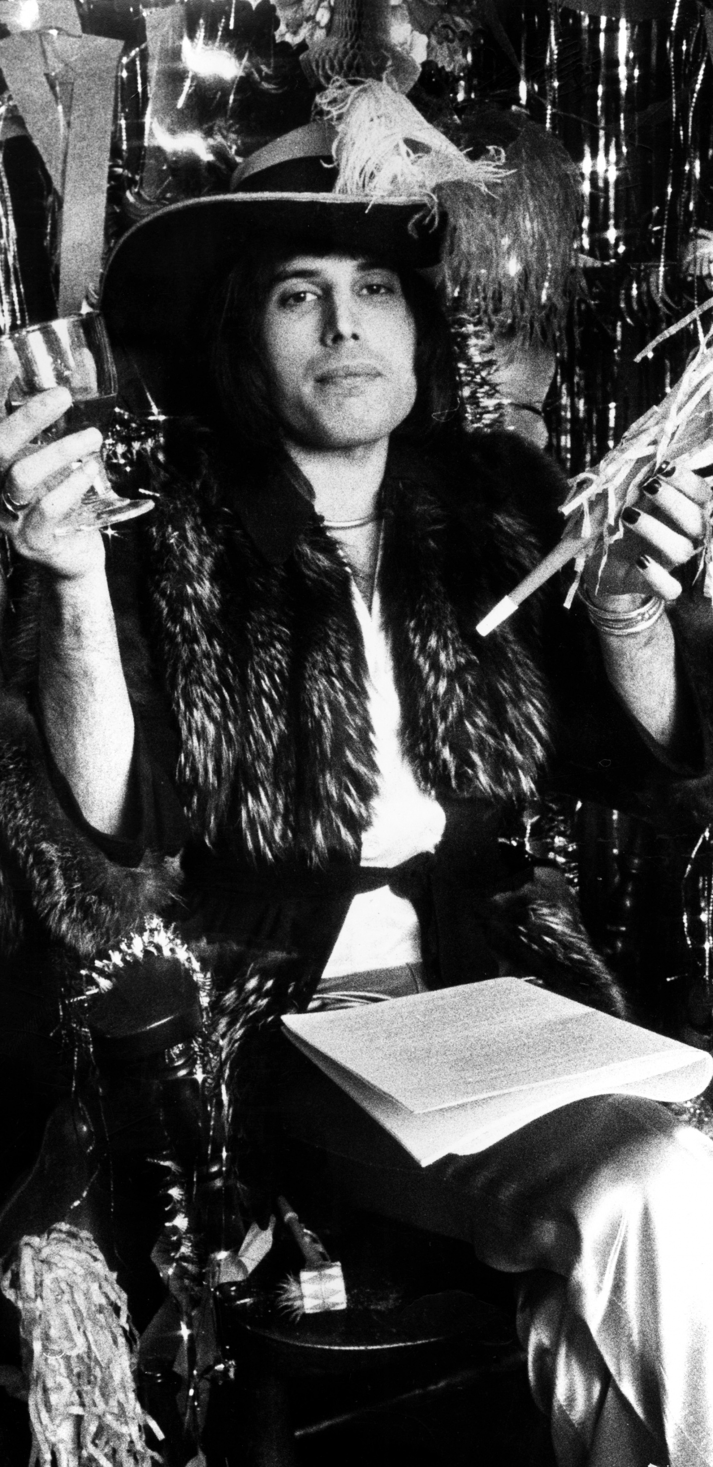 Freddie Mercury, Queen, Musiker, Mikrofon, Gitarrist. Wallpaper in 1440x2960 Resolution