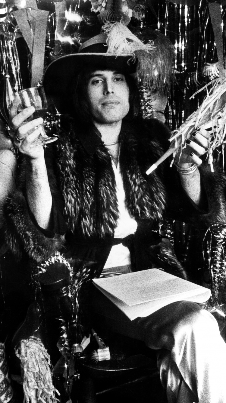 Freddie Mercury, Queen, Musiker, Mikrofon, Gitarrist. Wallpaper in 750x1334 Resolution