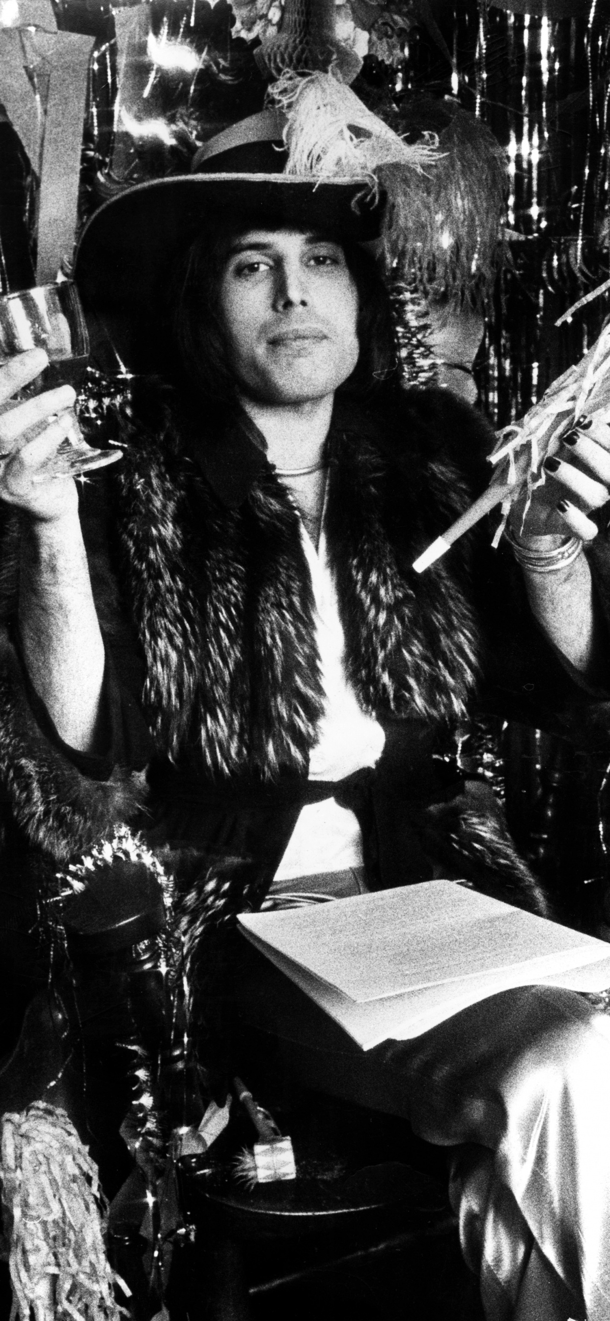 Freddie Mercury, Queen, Microphone, Obscurité, Guitariste. Wallpaper in 1242x2688 Resolution