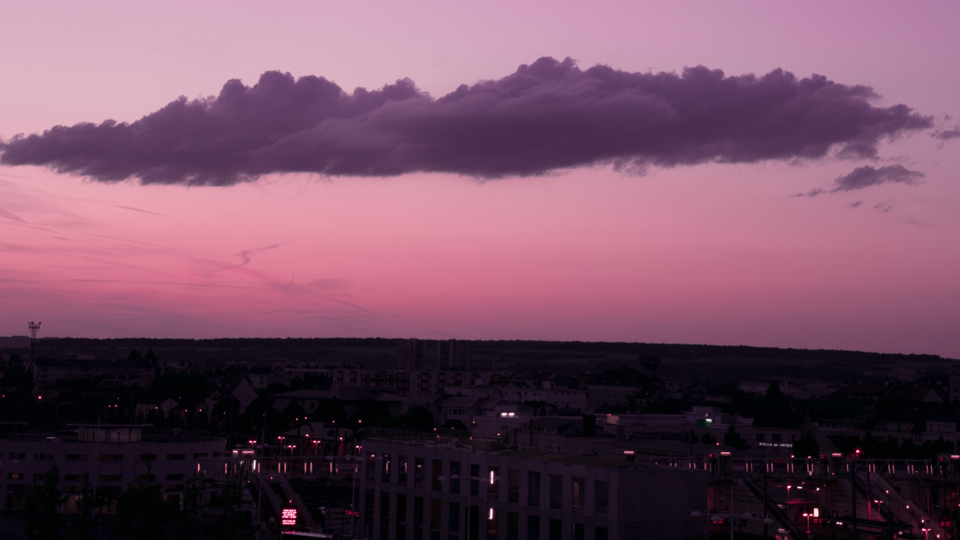 Silhouette Von Stadtgebäuden Bei Sonnenuntergang. Wallpaper in 1366x768 Resolution