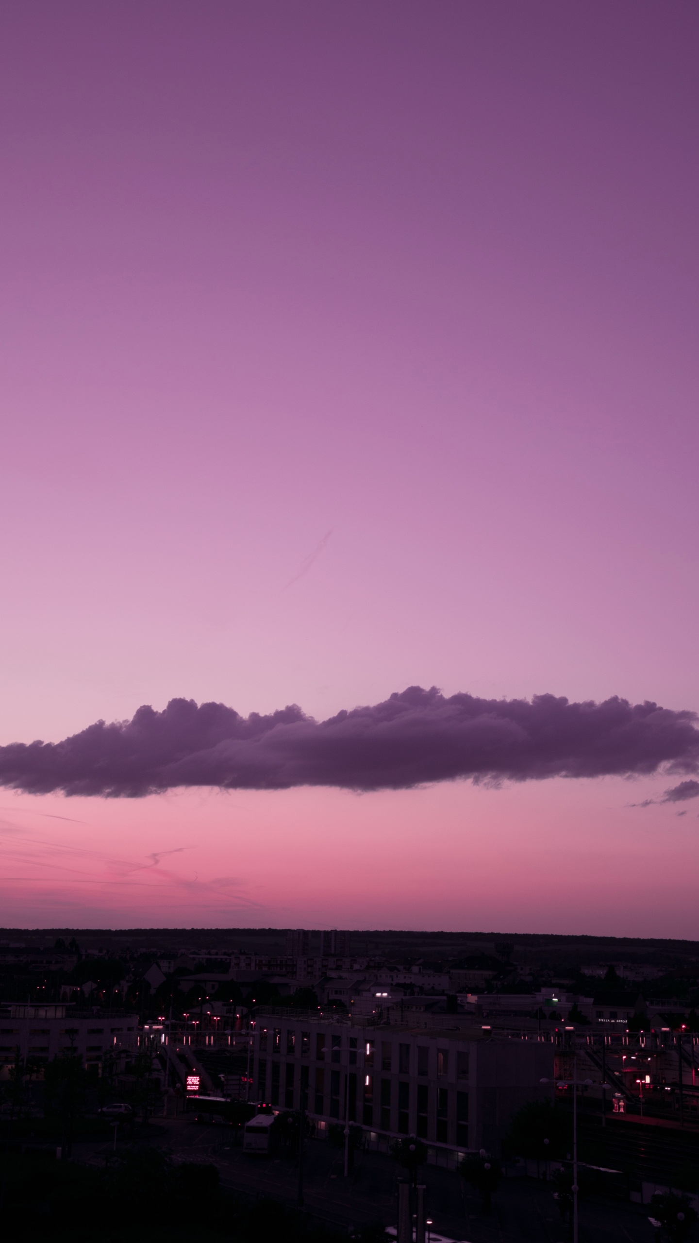 Silhouette Von Stadtgebäuden Bei Sonnenuntergang. Wallpaper in 1440x2560 Resolution