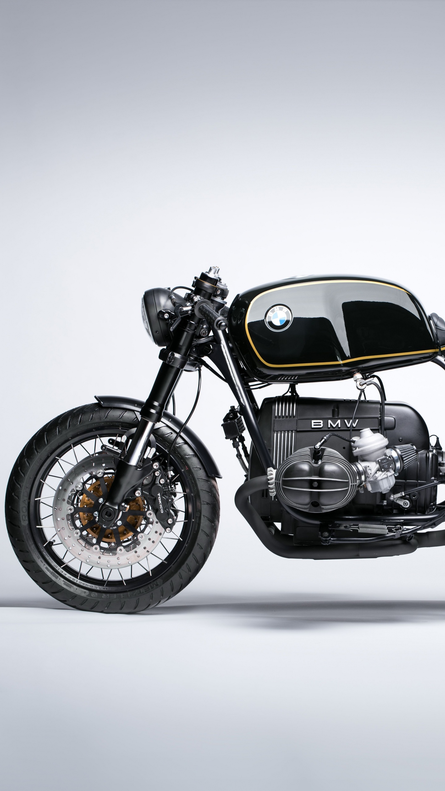 Schwarz-silbernes Cruiser-Motorrad. Wallpaper in 1440x2560 Resolution