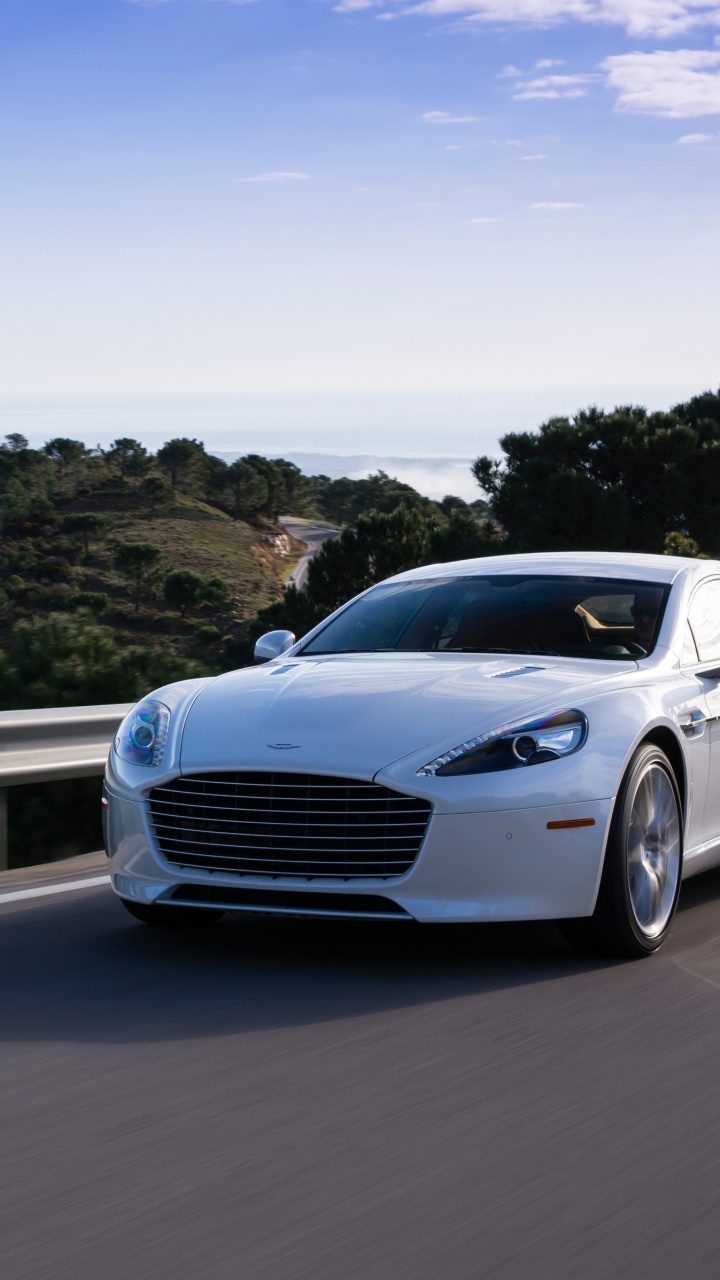 Audi Coupe Blanco en la Carretera Durante el Día. Wallpaper in 720x1280 Resolution