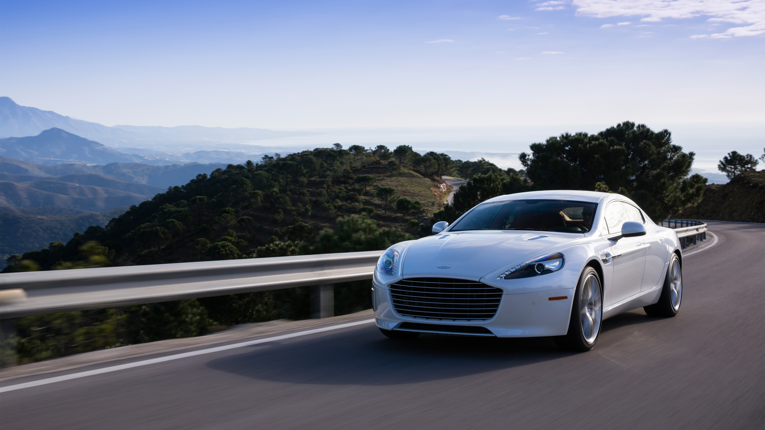 Coupé Audi Blanc Sur Route Pendant la Journée. Wallpaper in 2560x1440 Resolution