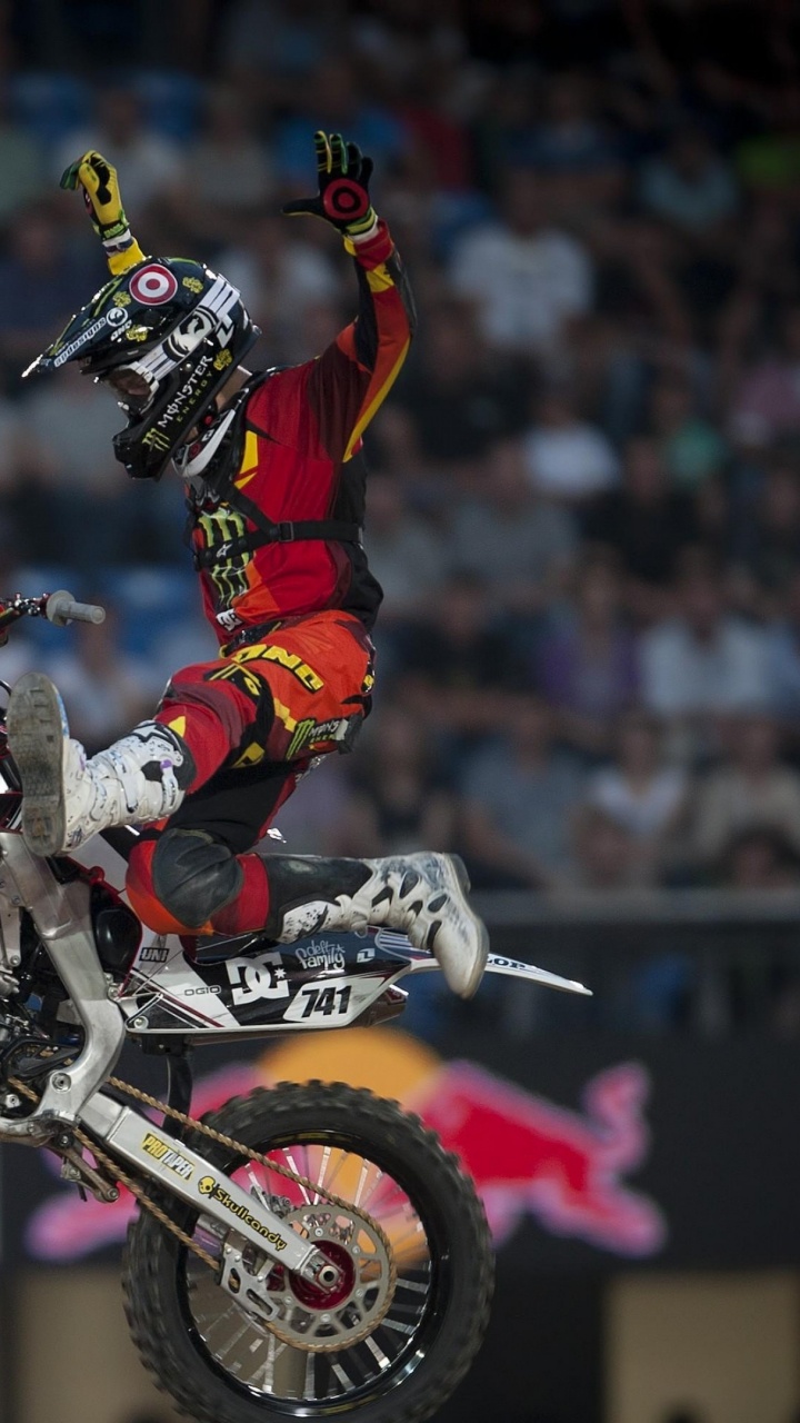 Homme en Costume de Motocross Rouge et Noir Équitation Motocross Dirt Bike. Wallpaper in 720x1280 Resolution