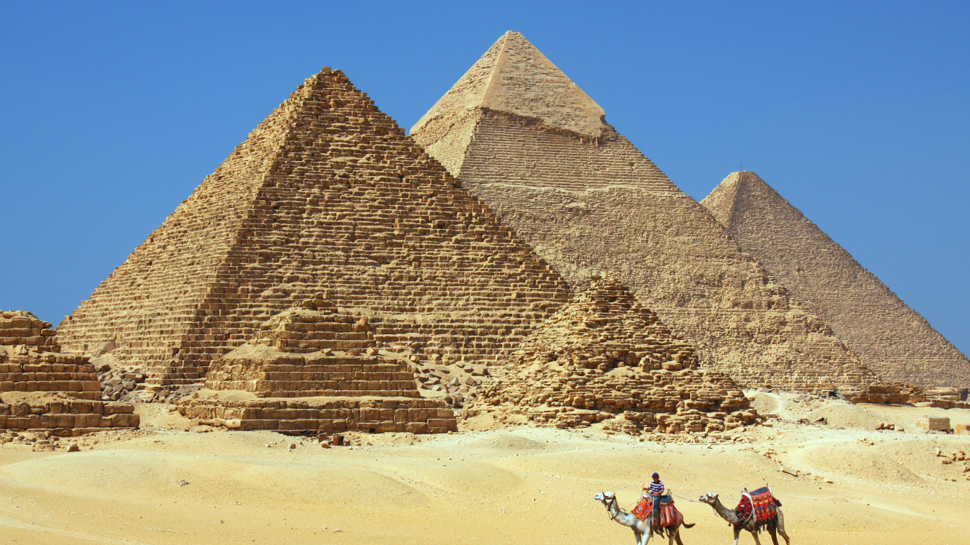 Leute, Die Tagsüber Auf Sand in Der Nähe Der Pyramide Gehen. Wallpaper in 1366x768 Resolution