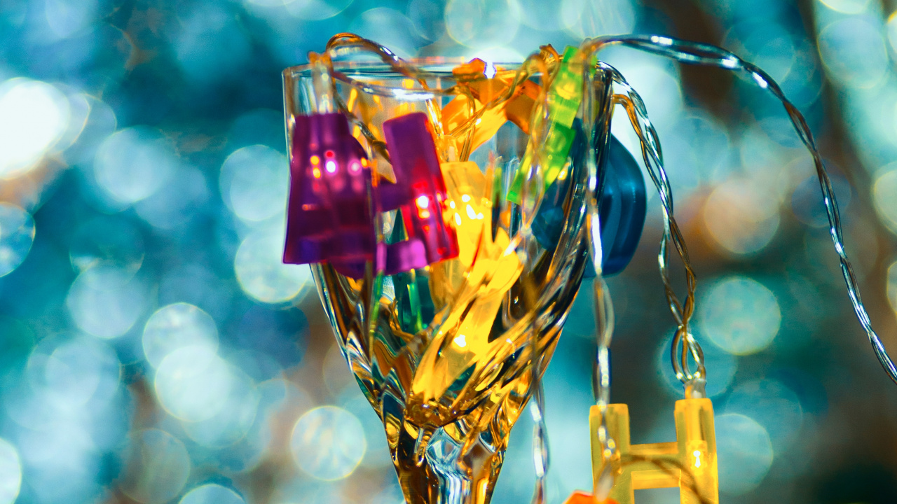 Clear Glass Vase With Yellow and Pink Heart Shaped Candies. Wallpaper in 1280x720 Resolution