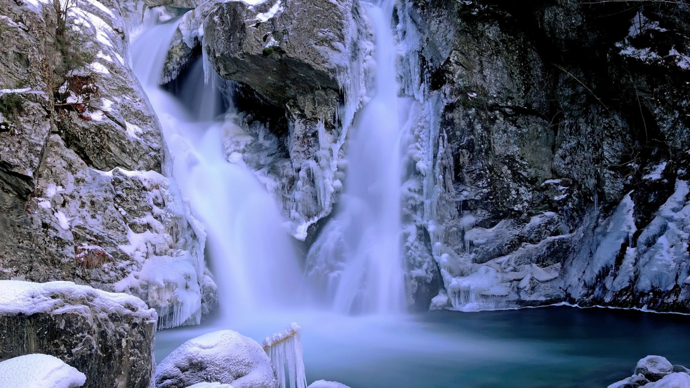 el Agua Cae en Medio de Montañas Rocosas. Wallpaper in 1366x768 Resolution