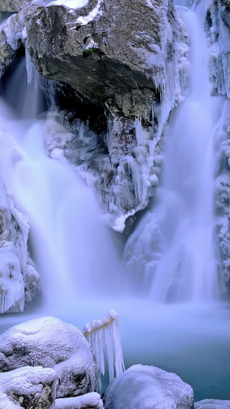 el Agua Cae en Medio de Montañas Rocosas. Wallpaper in 750x1334 Resolution