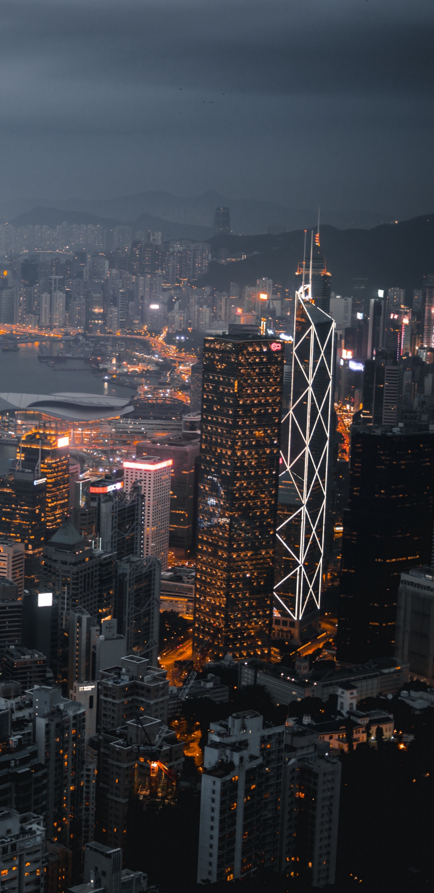 Vista Aérea de Los Edificios de la Ciudad Durante la Noche.. Wallpaper in 1440x2960 Resolution