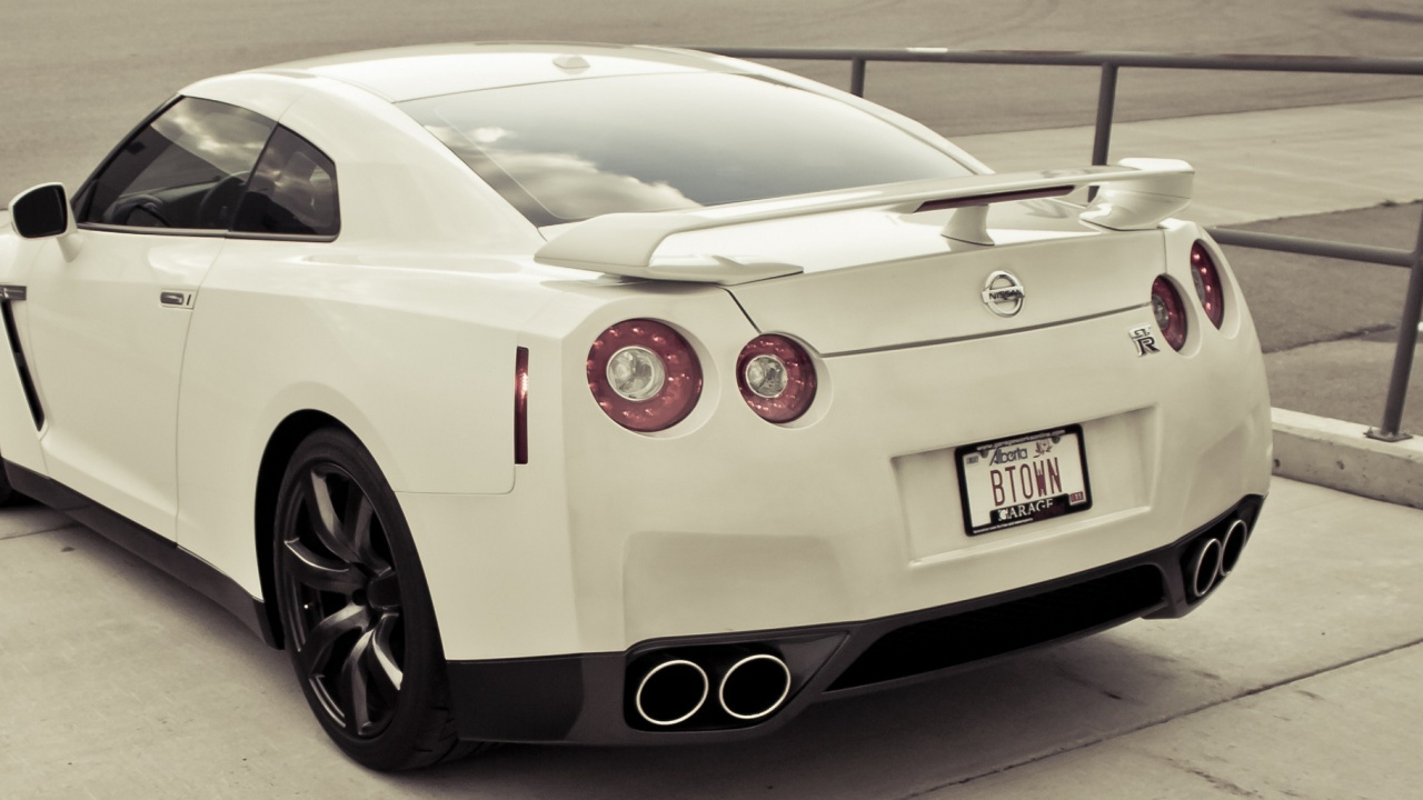 Porsche 911 Blanco Sobre Pavimento Gris. Wallpaper in 1280x720 Resolution