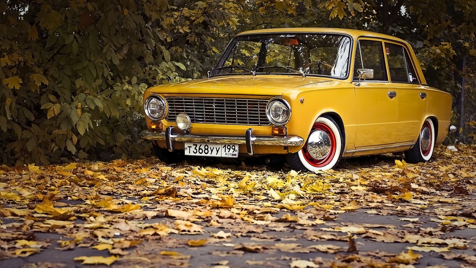 Coche Antiguo Amarillo Aparcado Junto a la Pared Marrón. Wallpaper in 1920x1080 Resolution