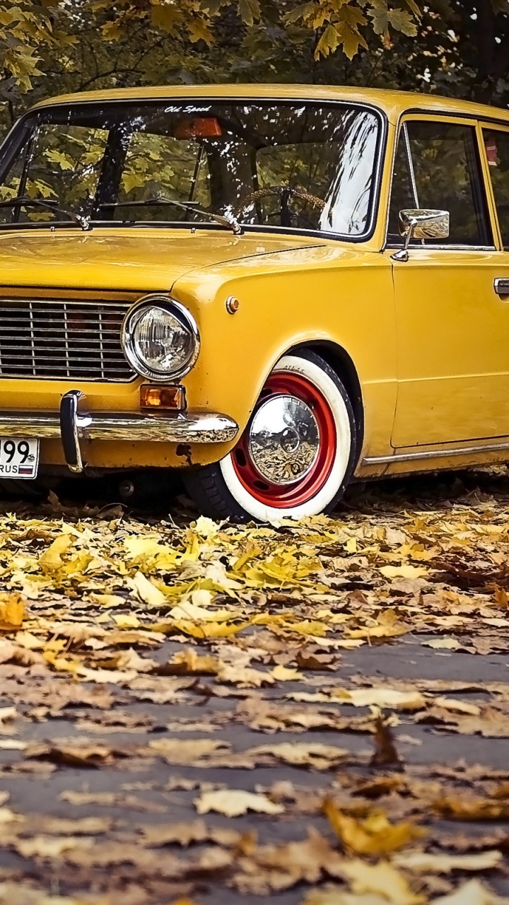 Coche Antiguo Amarillo Aparcado Junto a la Pared Marrón. Wallpaper in 720x1280 Resolution