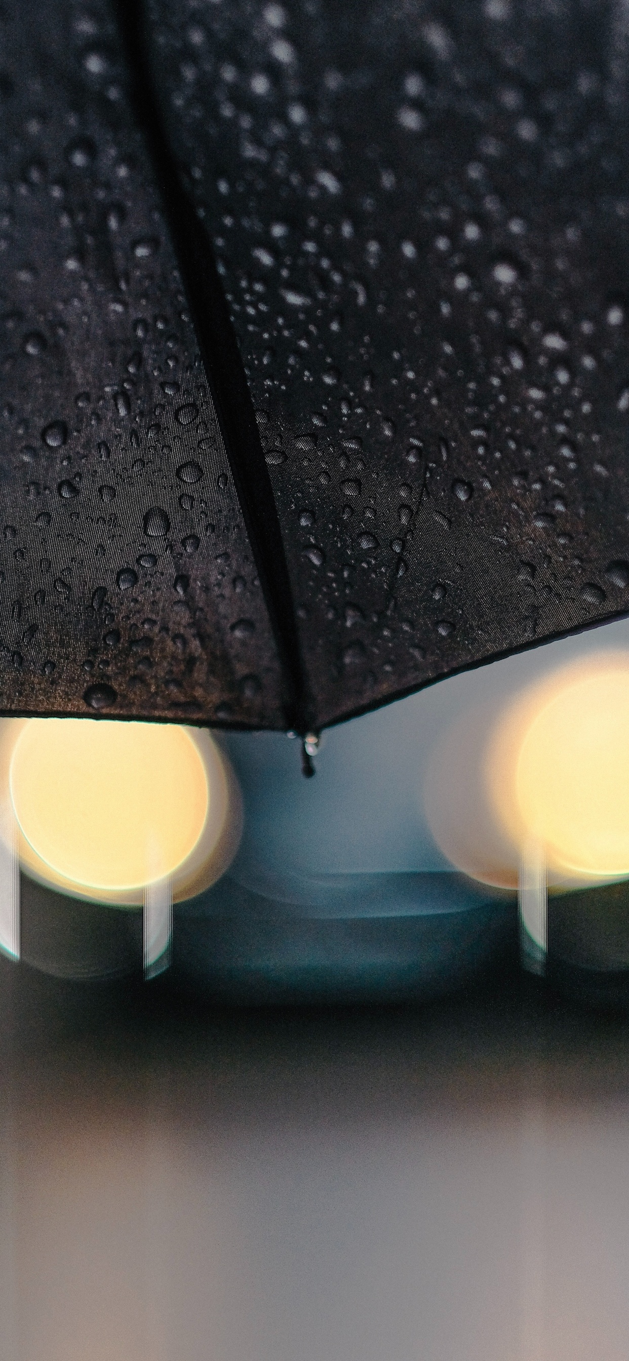 Schwarzer Regenschirm Auf Weißem Plastikeimer. Wallpaper in 1242x2688 Resolution