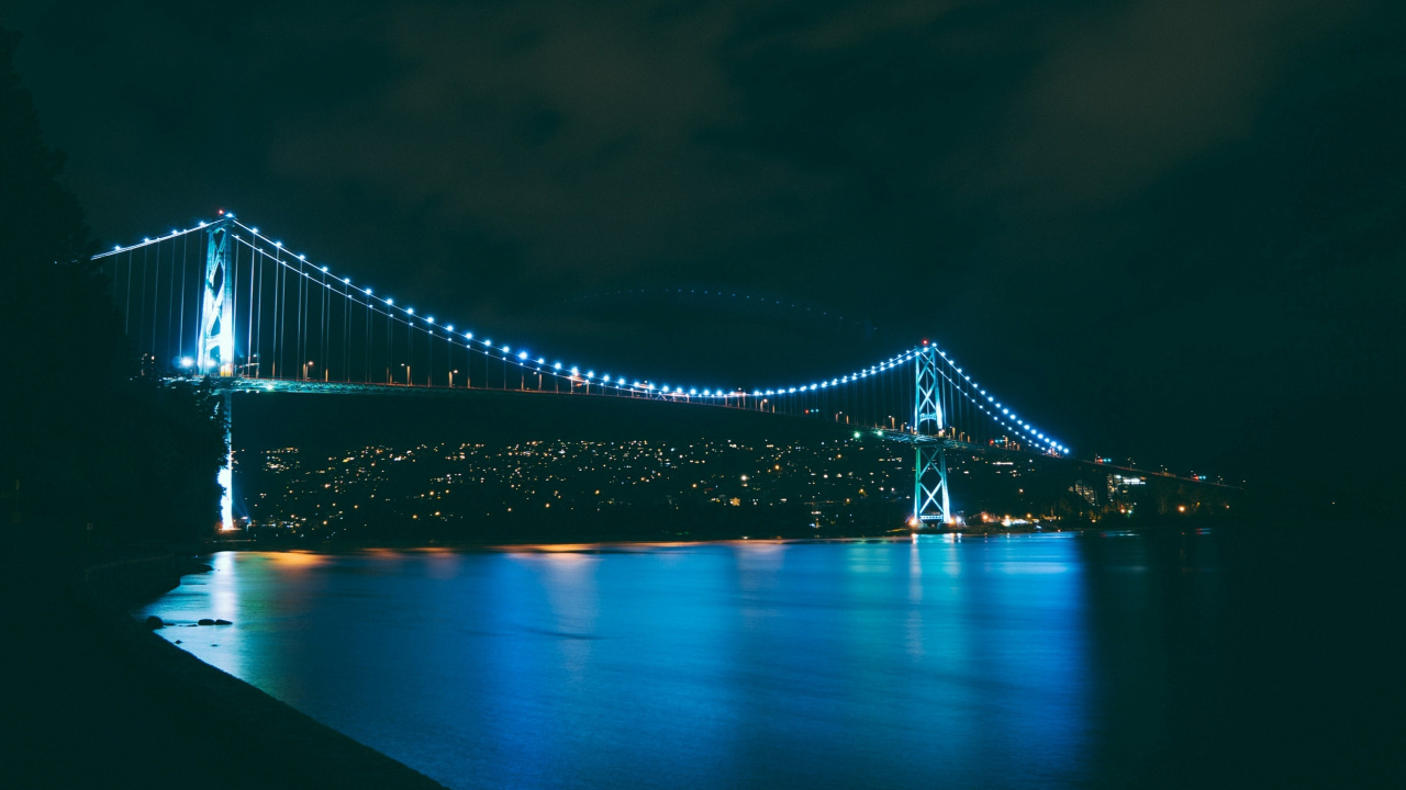 Pont Éclairé Au-dessus de L'eau Pendant la Nuit. Wallpaper in 1280x720 Resolution